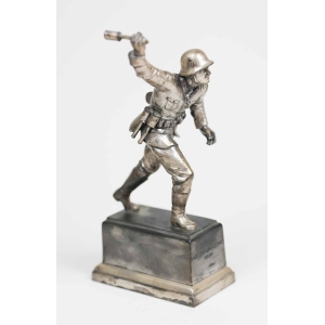 3.Reich Figurenskulptur (30cm) Wehrmachtssoldat mit Handgranate und Sturmgewehr