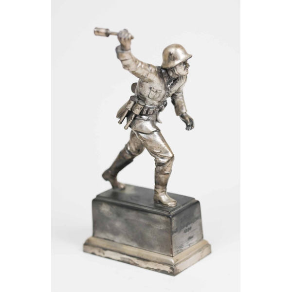 3.Reich Figurenskulptur (30cm) Wehrmachtssoldat mit Handgranate und Sturmgewehr