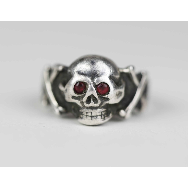 3. Reich Totenkopfring Kantinenring 800 Silber, rote Glasaugen! Selten